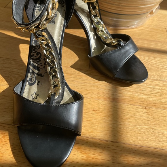 Black heels with hold buckle designs - Picture 2 of 6